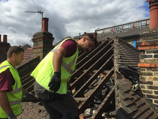 Striping of the roof tiles